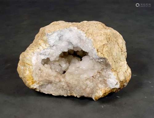 Grande géode de quartz blanc