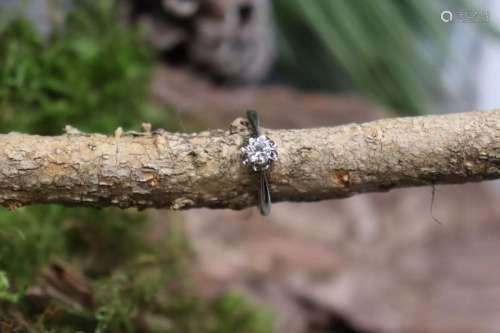 Bague solitaire diamant or gris 750/ °, chaton Cartier et pa...