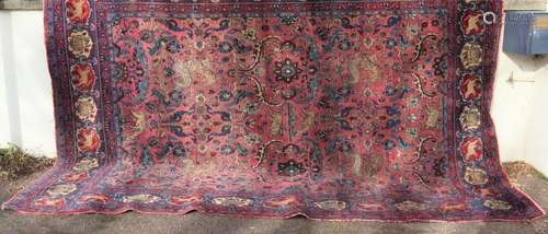 Tapis Iran, noué à la mains à motifs de palmettes et fleurs,...