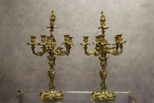 Paire de chandeliers à six feux en bronze ciselé et doré, à ...
