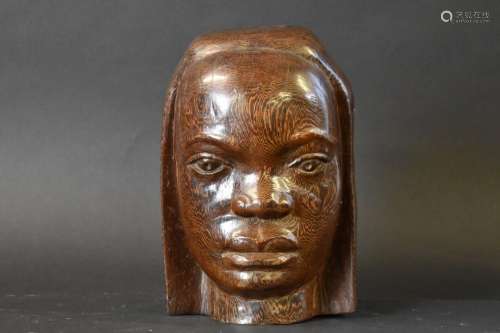 Sujet en palissandre sculpté représentant un visage de femme