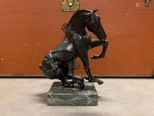 Lucie SENTJENS (1959) Cheval, bronze patiné sur une tige à b...