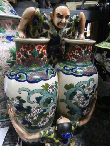 Deux vases en porcelaine colles avec deux personnages, Dimen...