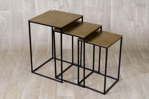 Suite de trois tables gigognes