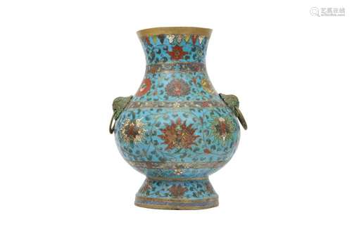 A CHINESE CLOISONNÉ ENAMEL VASE, HU.