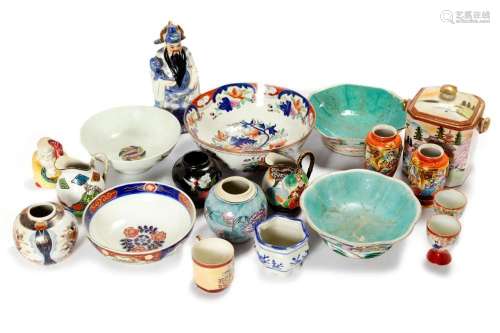 Lot consisting of nineteen oriental pieces in polychrome por...