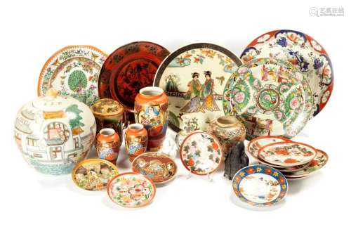 Lot consisting of 25 oriental pieces, 20th century