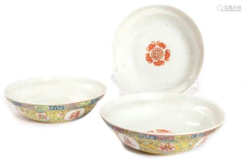 Lot consisting of three bowls in polychrome porcelain, Rosa ...