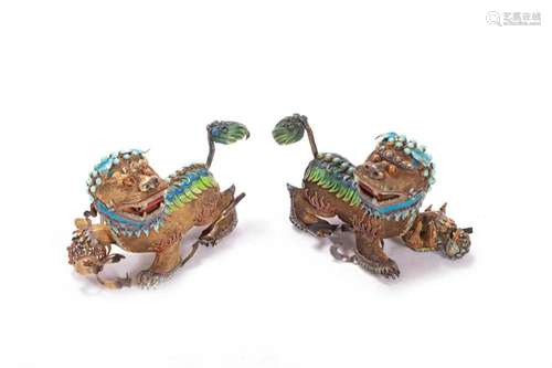 Pair of Pho dogs in gilded silver filigree, polychrome ename...