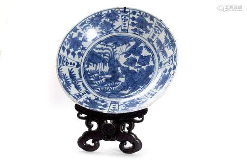 White and blue Zhangzhou (Swatow) porcelain plate, China lat...