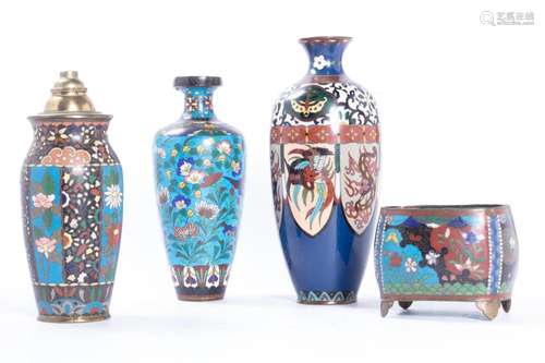 Lot consisting of four cloisonné vases, Japan Meiji period