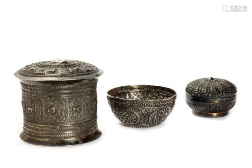 Lot consisting of two boxes and a silver cup, Middle East 19...