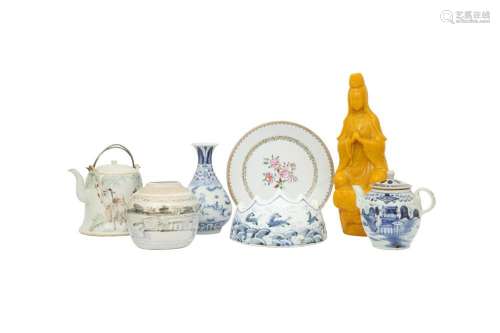 A SMALL COLLECTION OF CHINESE PORCELAIN AND GLASS.