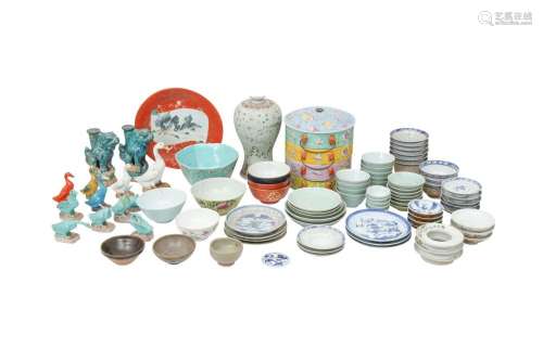 A VERY LARGE COLLECTION OF CHINESE PORCELAIN.