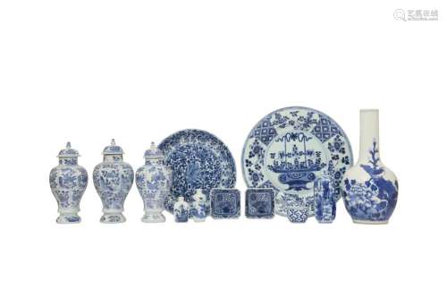 A GROUP OF CHINESE BLUE AND WHITE PORCELAIN.