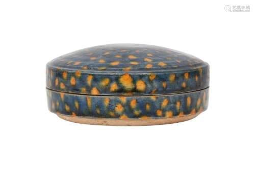 A CHINESE YELLOW AND BLUE-GLAZED CIRCULAR BOX AND COVER.