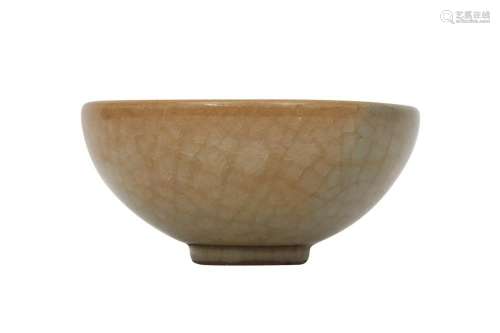 A SMALL CHINESE CRACKLE-GLAZED BOWL.
