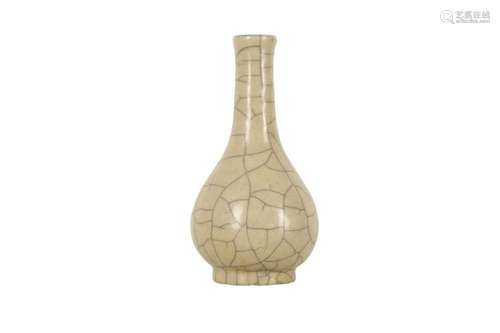 A CHINESE CRACKLE-GLAZED BOTTLE VASE.