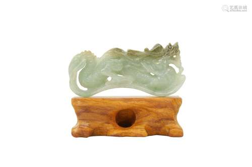 A CHINESE JADEITE CARVING OF A DRAGON.