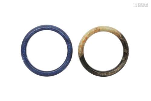 A CHINESE JADE AND LAPIS LAZULI BANGLE.