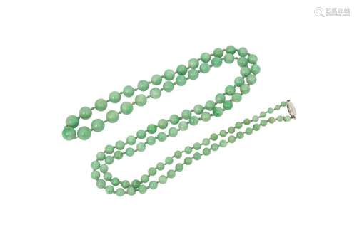 A CHINESE GREEN JADEITE BEAD NECKLACE.