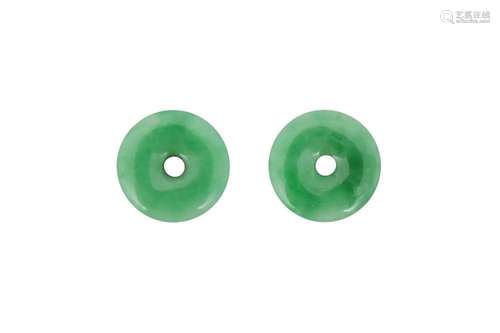 A PAIR OF SMALL CHINESE APPLE-GREEN JADEITE PENDANTS.