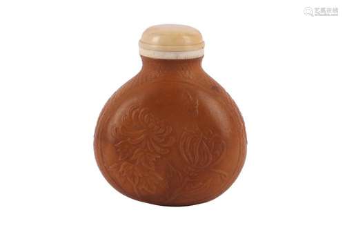 λ A CHINESE MOULDED GOURD SNUFF BOTTLE.