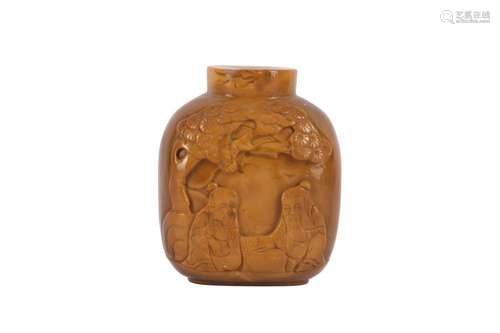 A CHINESE AGATE 'GO PLAYERS' SNUFF BOTTLE.