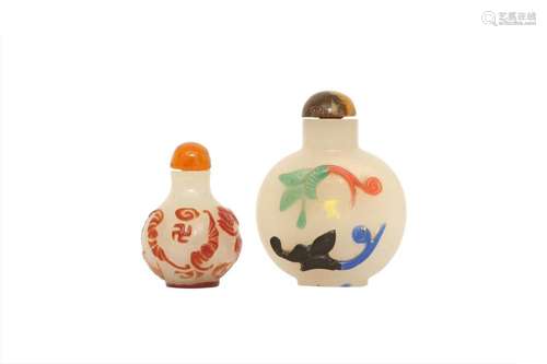 TWO CHINESE OVERLAY GLASS SNUFF BOTTLES.