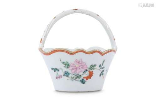 A CHINESE FAMILLE ROSE MINIATURE BASKET.