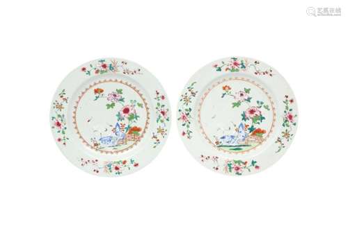 A PAIR OF CHINESE FAMILLE ROSE DISHES.