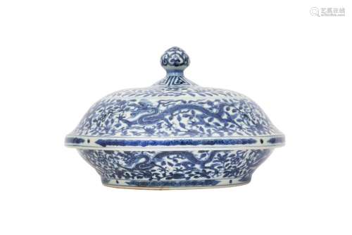 A CHINESE BLUE AND WHITE CIRCULAR SWEETMEAT BOX AND COVER.