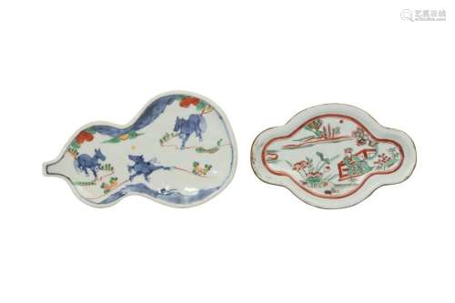 A CHINESE WUCAI OVAL QUATEFOIL DISH TOGETHER WITH ANOTHER DI...