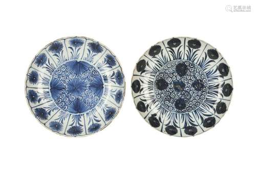 A NEAR-PAIR OF CHINESE BLUE AND WHITE DISHES.