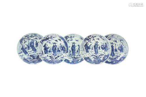 FIVE CHINESE BLUE AND WHITE 'IMMORTALS' DISHES.
