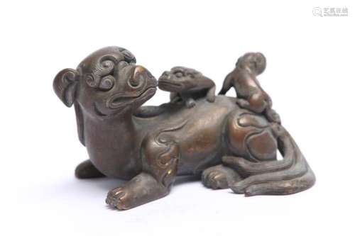 A CHINESE BRONZE 'MYTHICAL BEAST' PAPERWEIGHT.