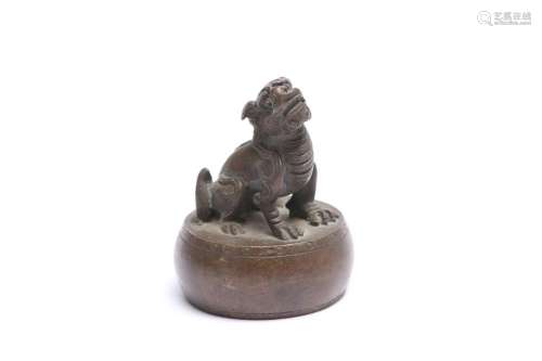 A CHINESE BRONZE 'LION DOG' PAPERWEIGHT.