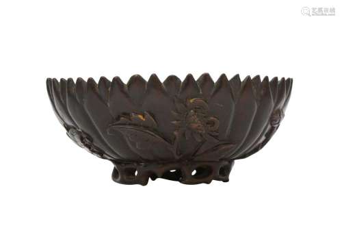 A CHINESE CARVED WOOD 'CHRYSANTHEMUM' BOWL.