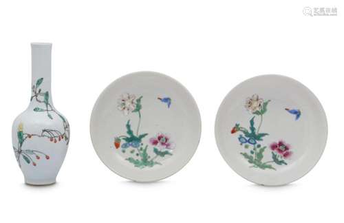 A PAIR OF CHINESE FAMILLE ROSE DISHES AND A VASE.