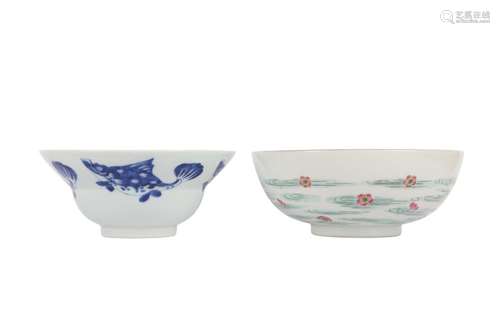 A CHINESE BLUE AND WHITE 'FISH' BOWL AND A FAMILLE R...