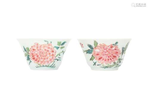 A PAIR OF CHINESE FAMILLE ROSE 'PEONY' CUPS.