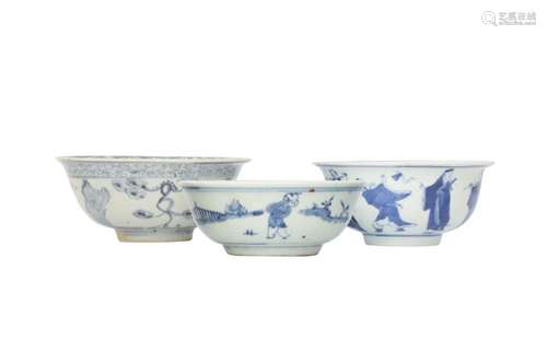 THREE CHINESE BLUE AND WHITE BOWLS.