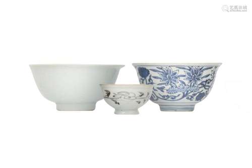 THREE CHINESE BLUE AND WHITE BOWLS.