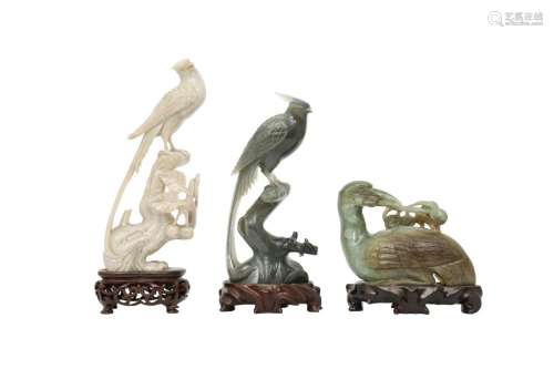 THREE CHINESE HARDSTONE CARVINGS OF BIRDS.