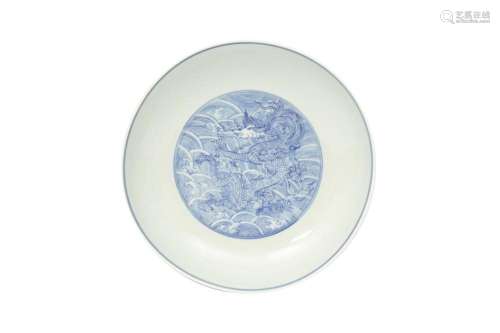 A CHINESE BLUE AND WHITE 'DRAGON' DISH.