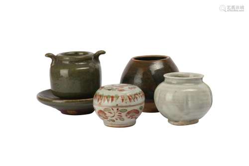 FOUR CHINESE EARLY POTTERY PIECES.