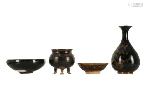 FOUR CHINESE BLACK-GLAZED PIECES.