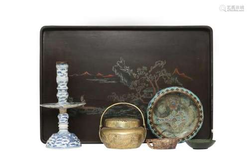 A SMALL COLLECTION OF CHINESE CERAMICS AND DECORATIVE ARTS.