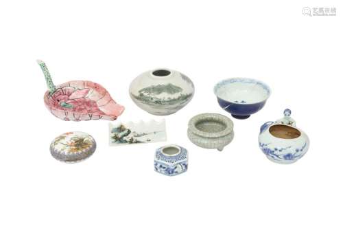 A SMALL COLLECTION OF CHINESE CERAMICS.