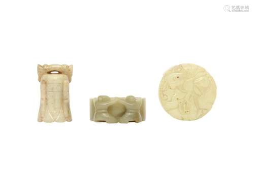 THREE CHINESE PALE CELADON JADE CARVINGS.